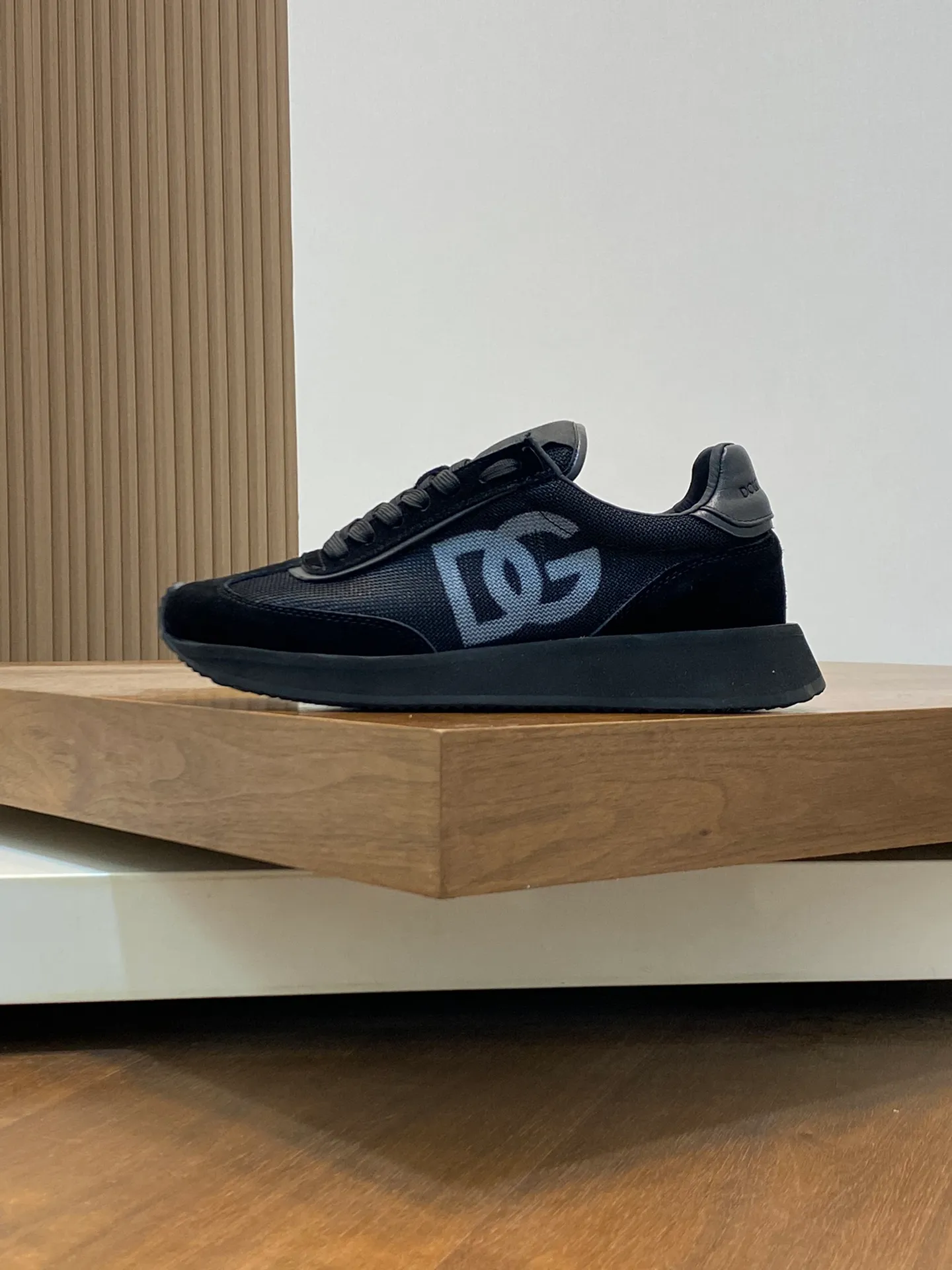 Factory price: 458💰••New products••Dolce&Gabbana••DG✔️High-end men's sports•casual shoes. Original goods from top counters. Original imported cowhide, multi-material splicing design ➕Imported cowhide lining, cowhide feet ➕Original T men's shoes 💰R elastic outsole.  Size: 39-44 (38, 45 customized)